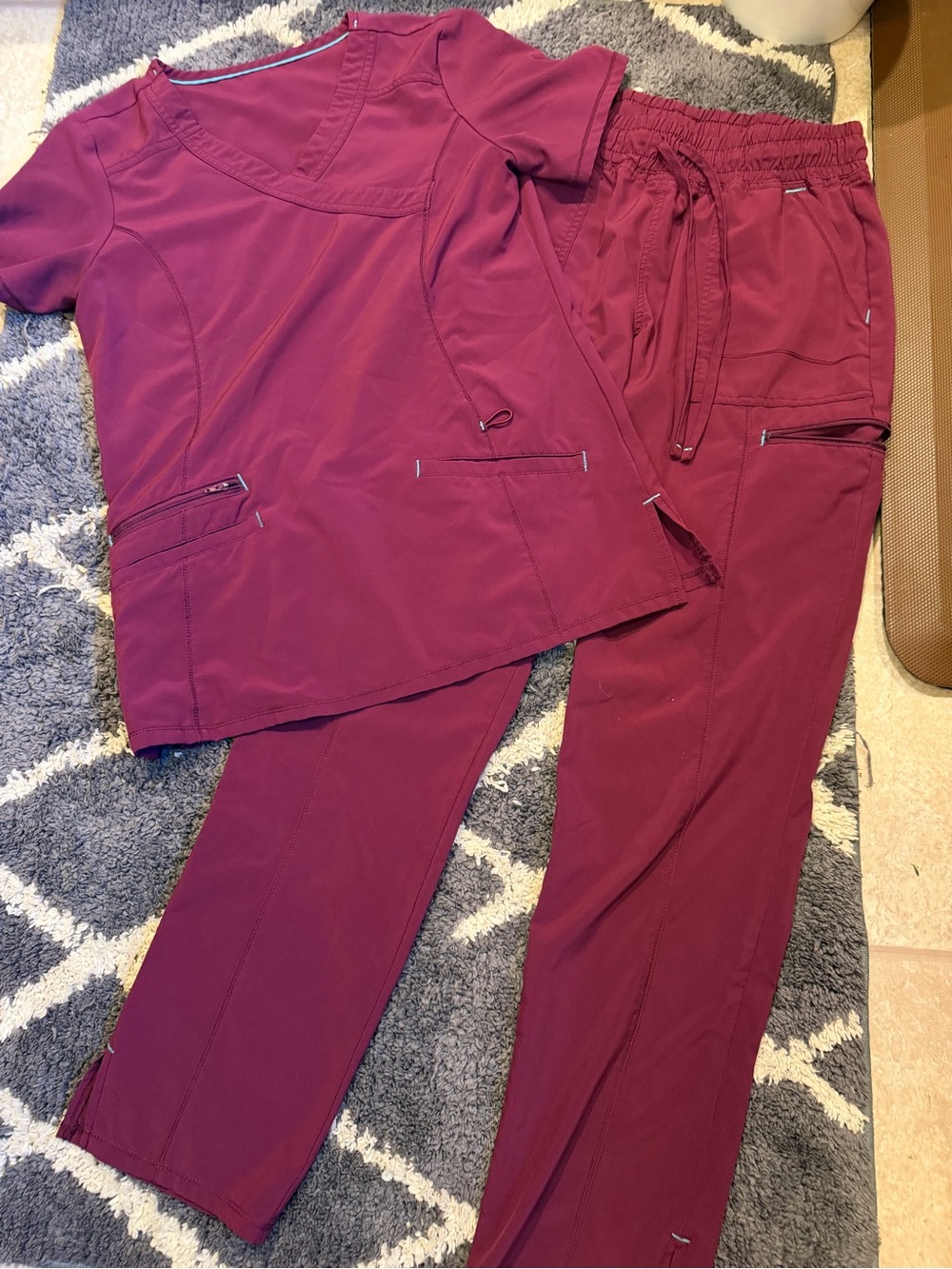 Scrub star Women’s Burgundy Scrub Top & Pants Set - size small Medical Uniform